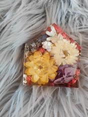 picture of a resin art  with flowers and workshops undertaken in auckland resin workshop