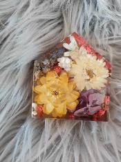 picture of a resin art with flowers and workshops undertaken in auckland resin workshop